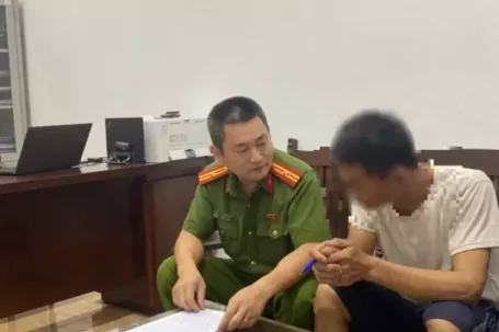 Hà Nội: Cảnh sát khống chế đối tượng đổ xăng lên xe máy, cầm dao đe dọa mọi người