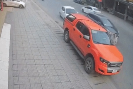 VIDEO: Đang mở cửa xe, tài xế xe bán tải bị tông văng