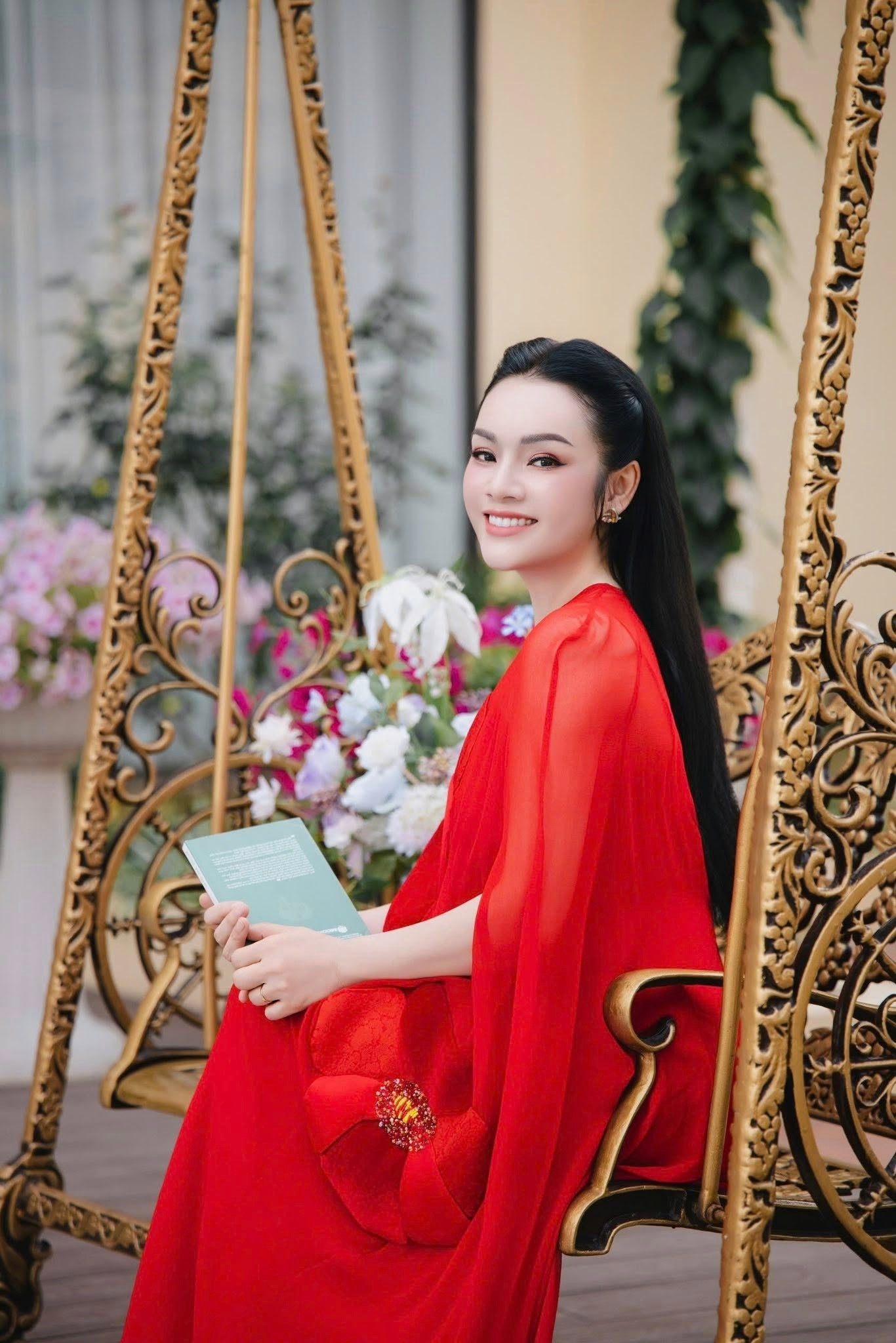 NSƯT Tân Nhàn khoe nhan sắc 'hack tuổi' trong biệt thự 10 phòng ngủ đẹp như mơ - 5