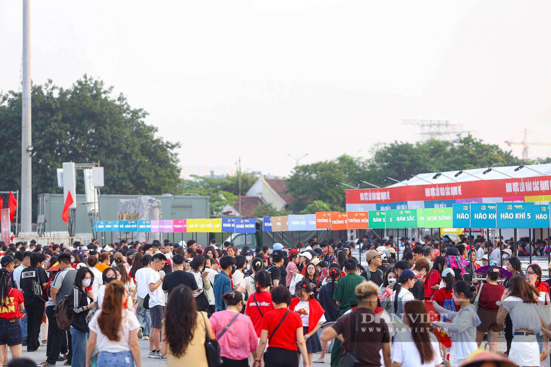 Theo ghi nhận của PV Dân Việt, ngay từ 15h ngày 28/4, hàng nghìn người dân xếp hàng, mặc áo cờ đỏ sao vàng đến cổng Sân vận động Mỹ Đình để xem concert “Âm vang Tổ quốc”.