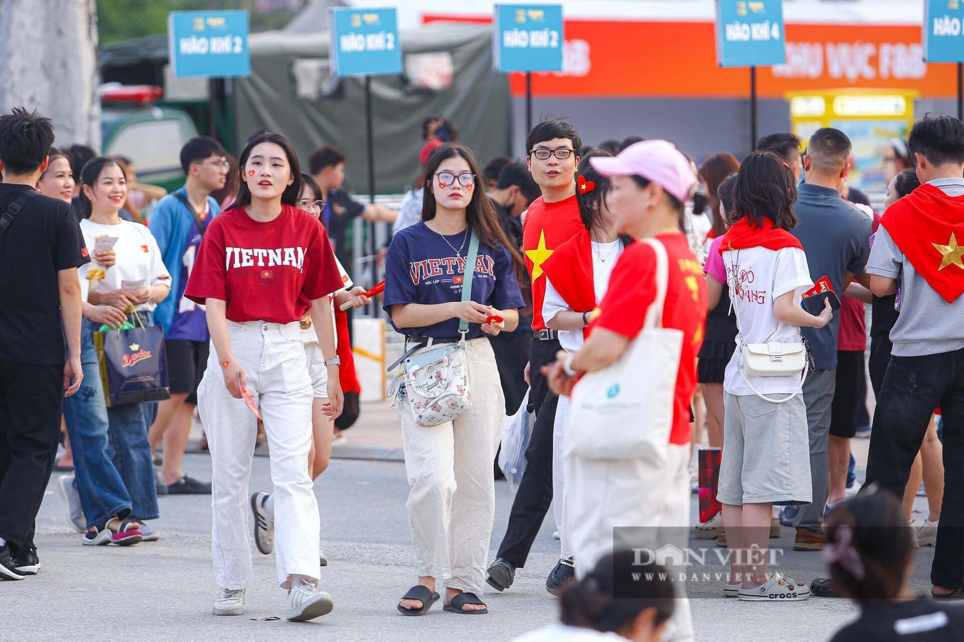 Theo ghi nhận của PV Dân Việt, ngay từ 15h ngày 28/4, hàng nghìn người dân xếp hàng, mặc áo cờ đỏ sao vàng đến cổng Sân vận động Mỹ Đình để xem concert “Âm vang Tổ quốc”.