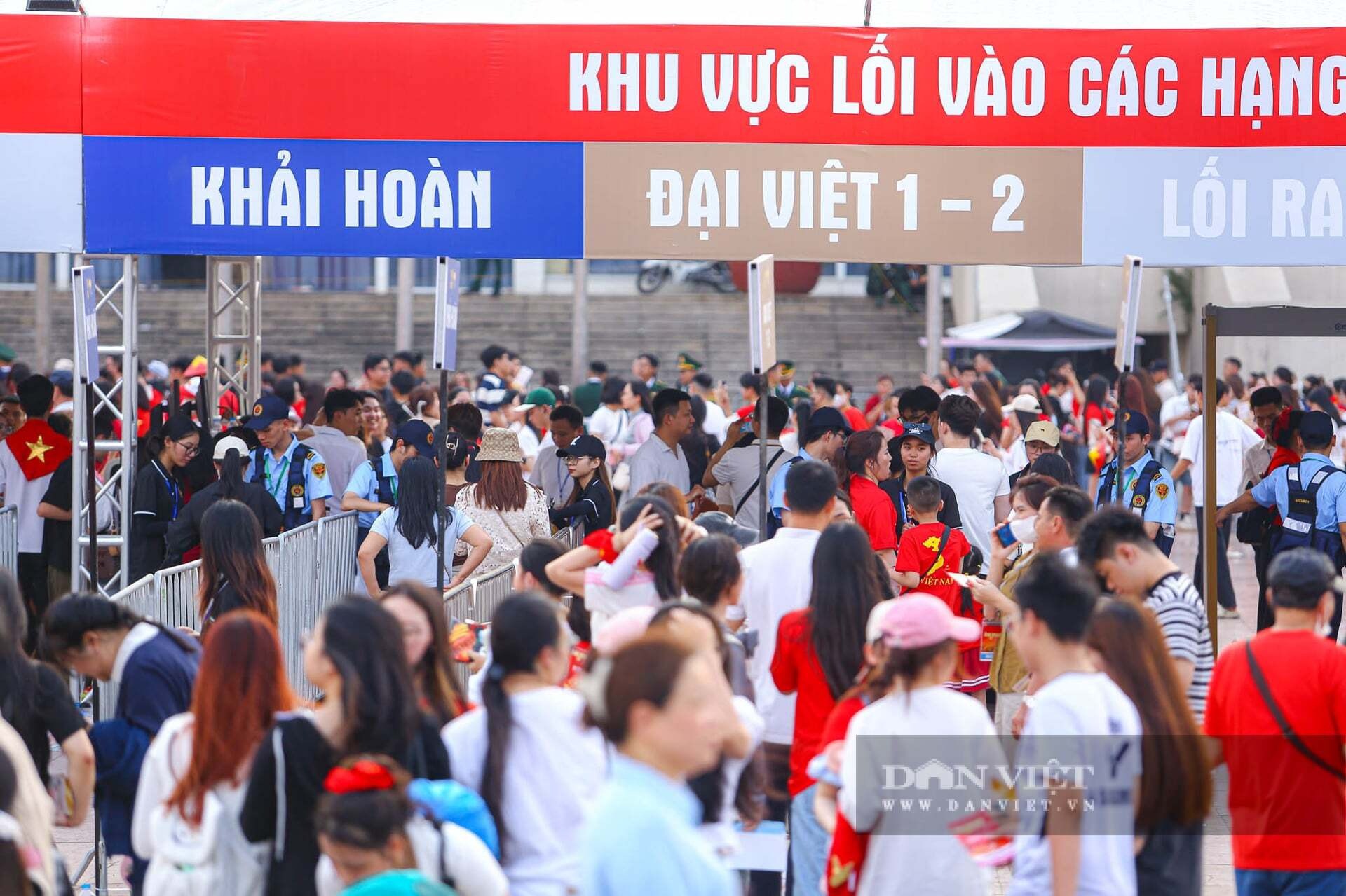 Dòng người tấp nập ùn ùn từ khắp nơi đổ về rất sớm để xếp hàng vào sân.