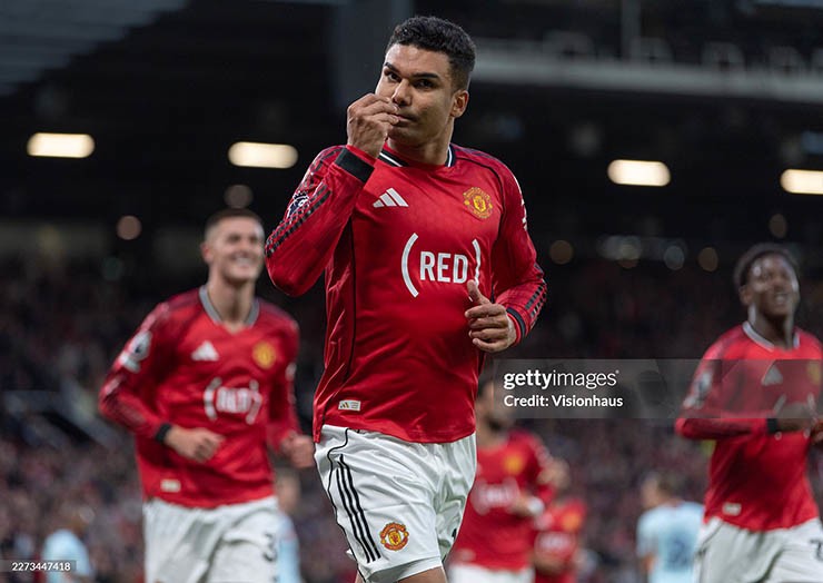 Casemiro ghi bàn bằng đầu vào lưới Brentford