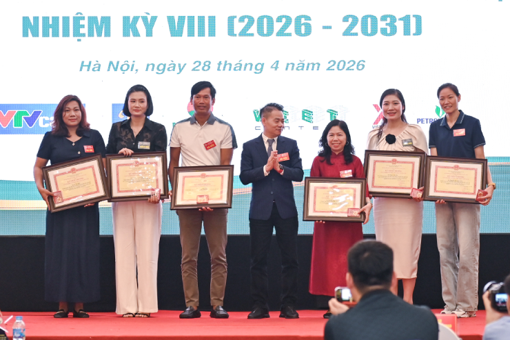 Kim Huệ (thứ 2 từ trái qua), Phạm Yến và Ngọc Hoa (ngoài cùng bên phải) nhận kỷ niệm chương vì những cống hiến cho bóng chuyền Việt Nam suốt nhiều năm qua