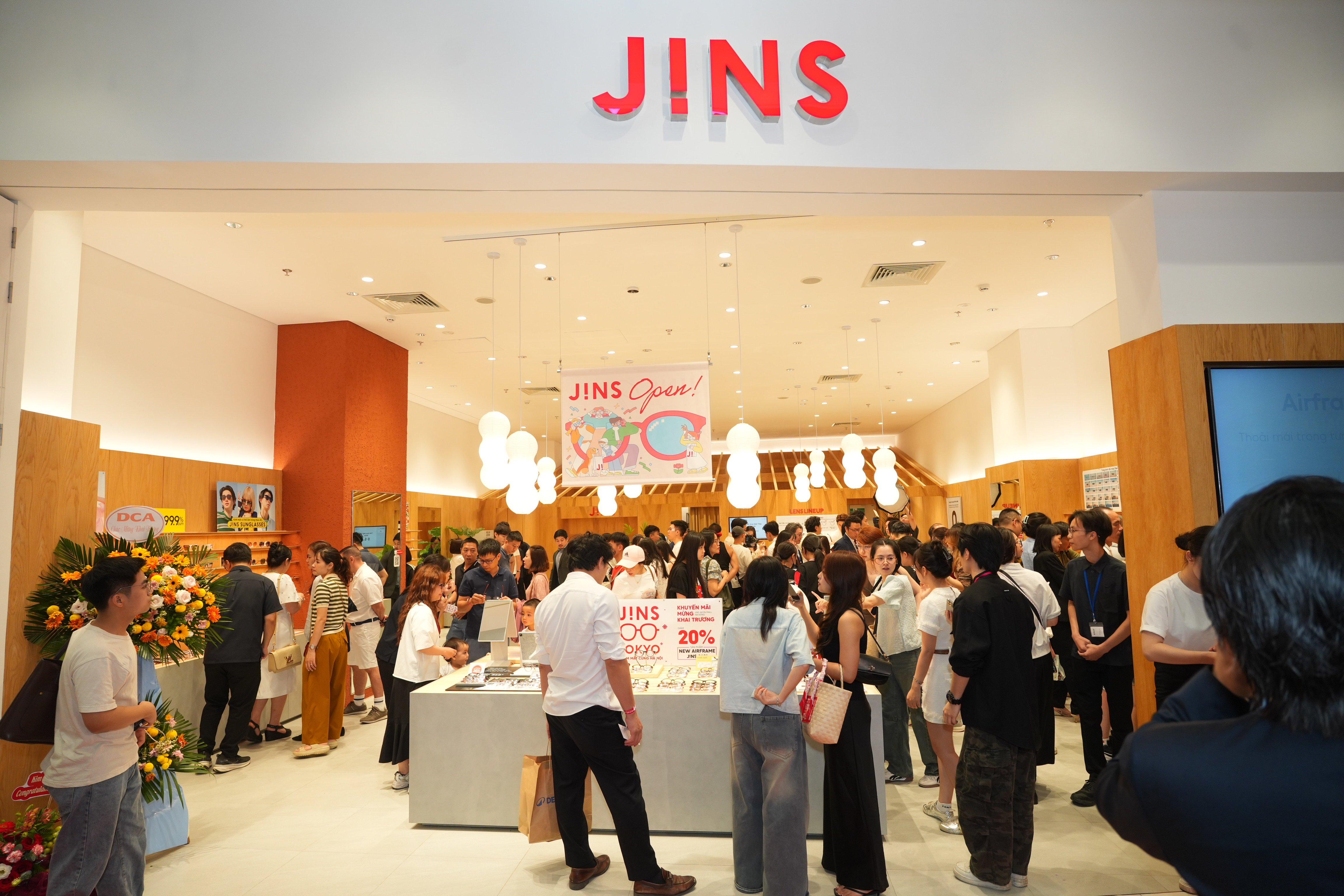 Không khí nhộn nhịp ngày đầu khai trương cửa hàng JINS AEON MALL Hà Đông