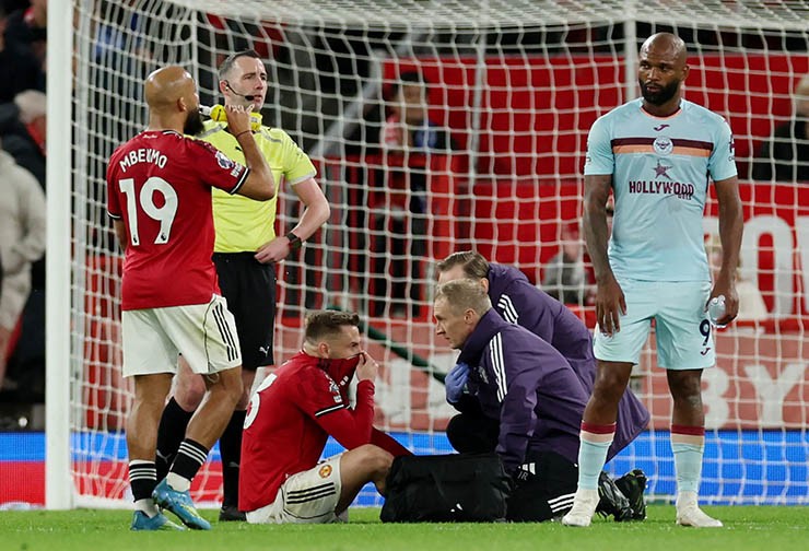 Luke Shaw cần tới sự trợ giúp y tế