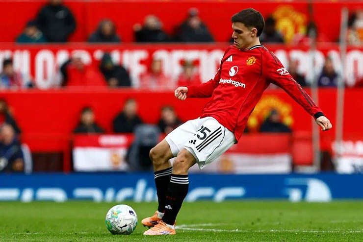 MU muốn tống tiễn Ugarte