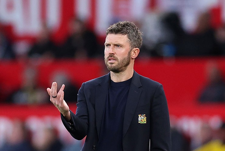 Carrick đã triển khai hệ thống 3 trung&nbsp;vệ trong trận đấu với Brentford