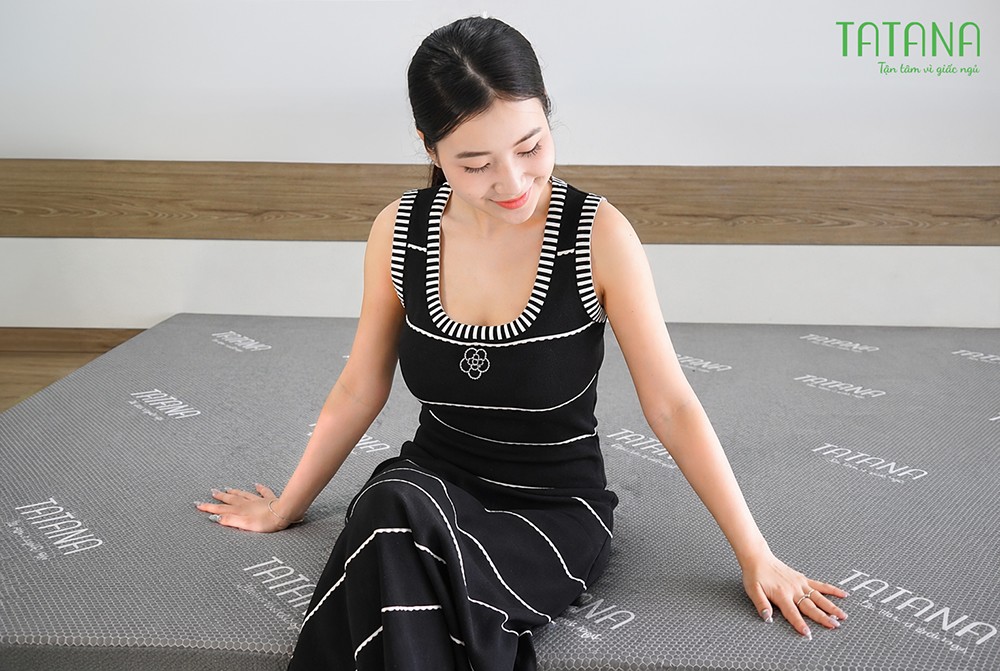 Người dùng trải nghiệm nệm foam TATANA với cảm giác êm ái.