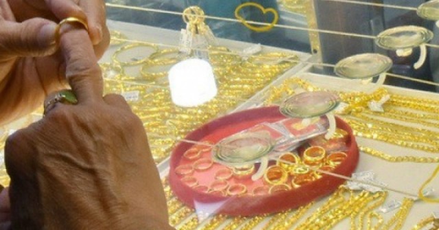 Giá vàng hôm nay, 28-4: Tiếp tục lao dốc