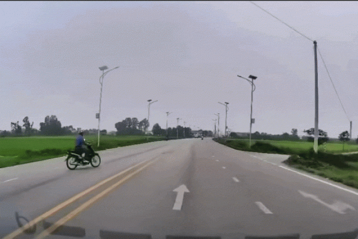 Clip: Sang đường thiếu quan sát, xe máy bị ô tô húc ngã xuống ruộng