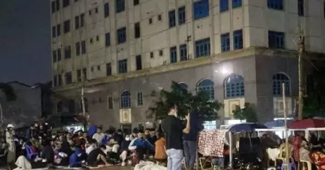 Cảnh xuyên đêm xếp hàng "giành suất mua" NƠXH giá 1 tỷ đồng tại Hà Nội