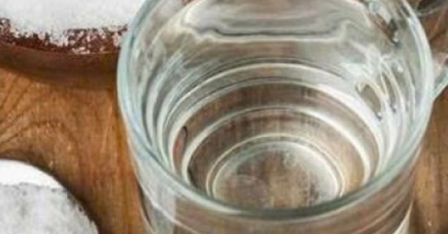 Uống nước muối buổi sáng: Lợi hay hại cho sức khỏe?