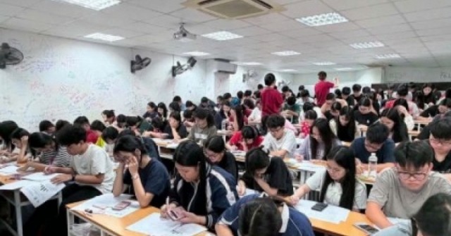 Chi cả chục triệu mỗi tháng, phụ huynh "chạy đua" suất vào lớp 10 công lập cho con