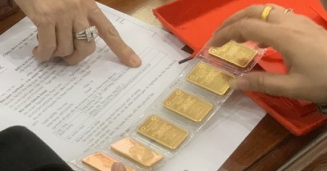 Tối 28-4, giá vàng thế giới đang giảm rất nhanh