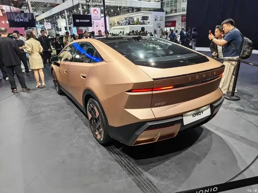 Với chiều dài 4.900 mm và trục cơ sở đạt 2.900 mm, Ioniq V tương đương với một chiếc sedan hạng D.