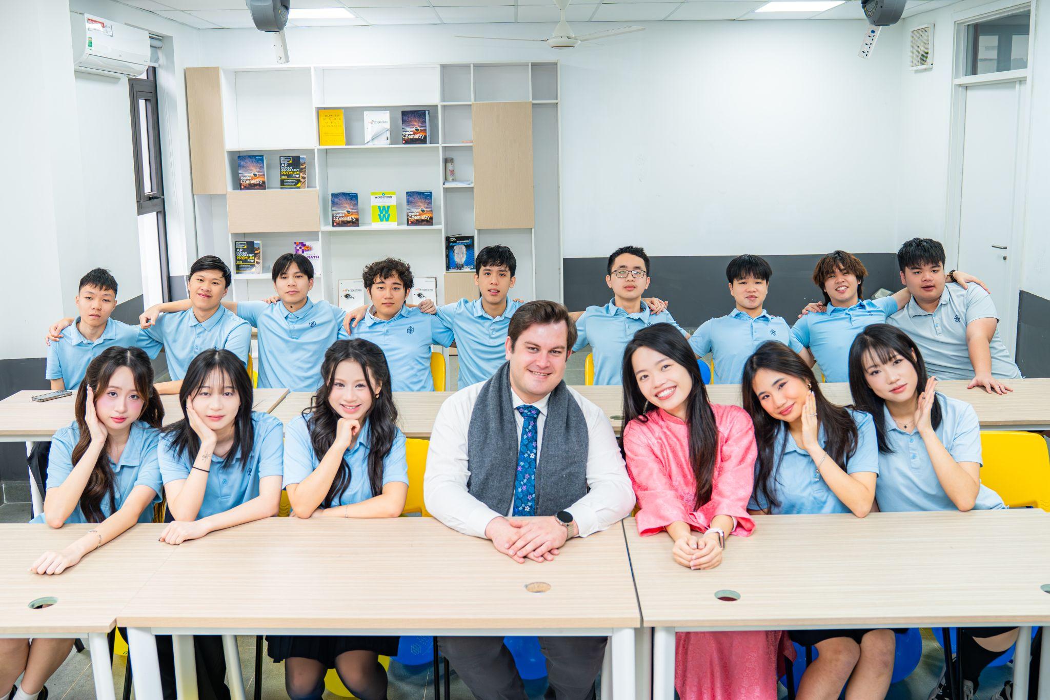 Tập thể lớp 12I cùng các mentor: thầy chủ nhiệm Pieter và cô giáo chủ nhiệm Thu Phương (giữa)