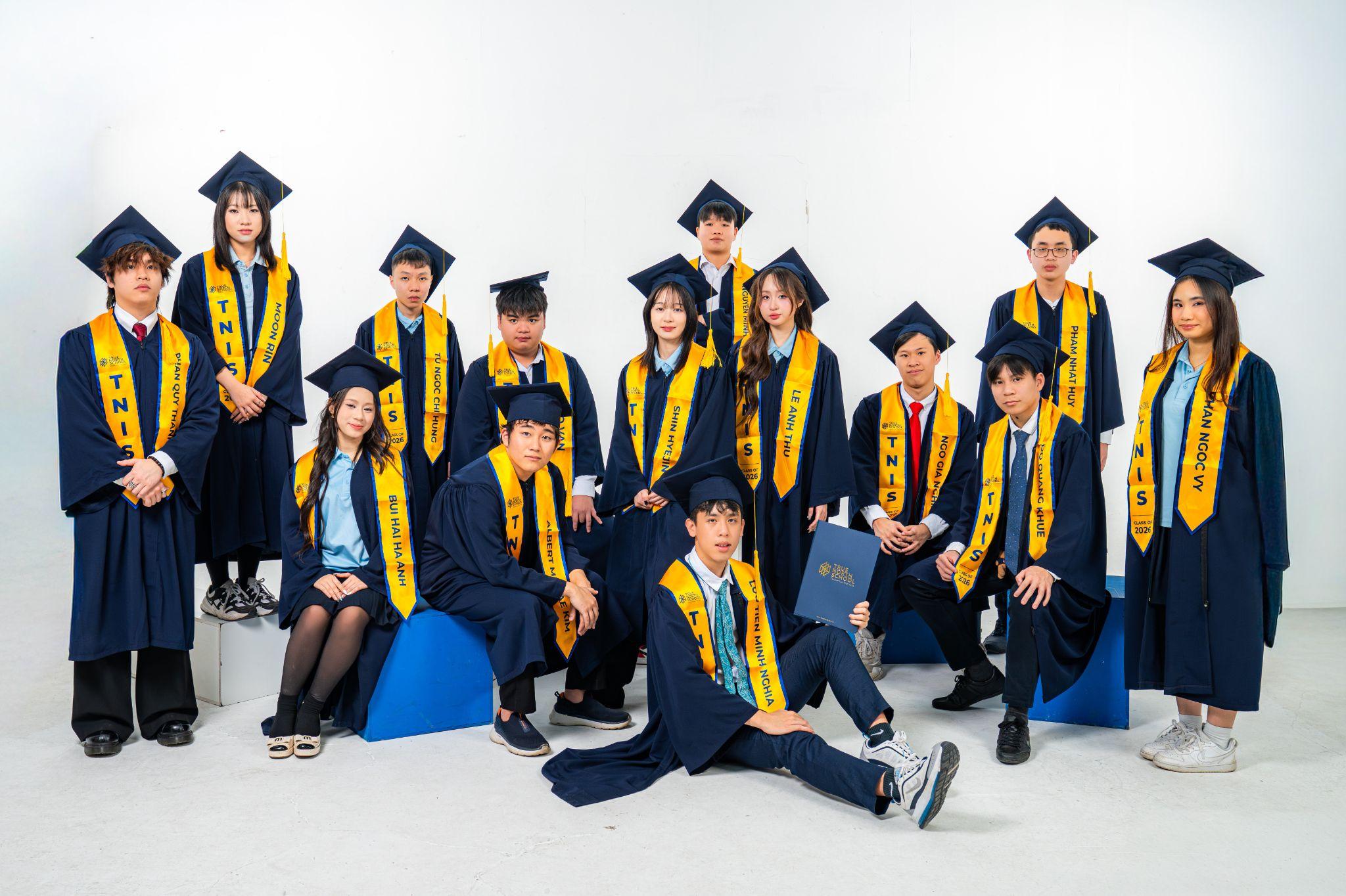 Thanh Hải (bên trái ngoài cùng) và tập thể lớp 12I đã nhận hơn 40 thư mời nhập học từ các đại học hàng đầu