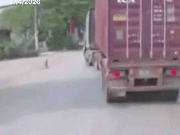 Xe bồn lao vào nhà dân, tài xế tử vong