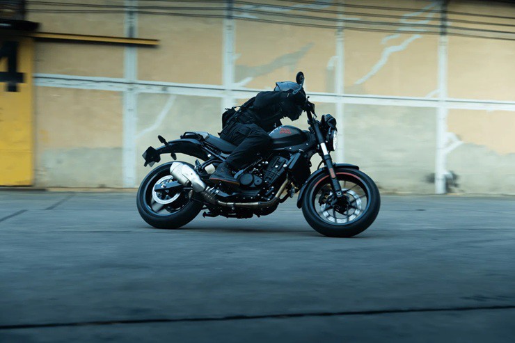 Royal Enfield Guerrilla 450 Apex 2026 ra mắt: Roadster “lột xác” đậm chất thể thao - 4