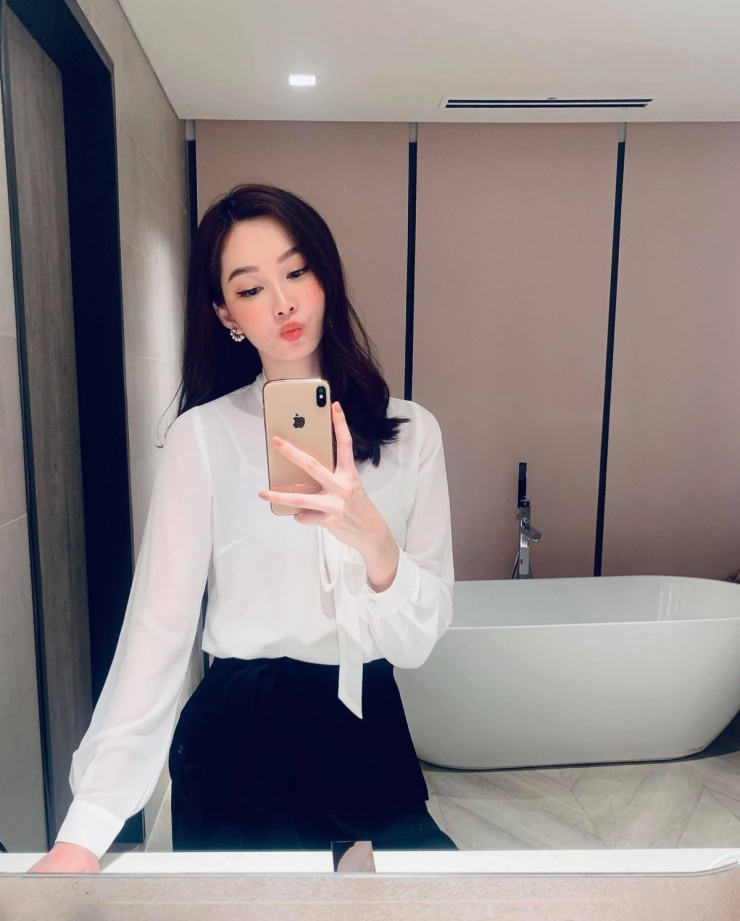 Phòng tắm gắn gương lớn, được gia chủ thiết kế theo phong cách hiện đại, sử dụng tông màu trung tính. Không gian bố trí bồn tắm độc lập, kết hợp hệ thống chiếu sáng âm trần, tạo cảm giác thư giãn.