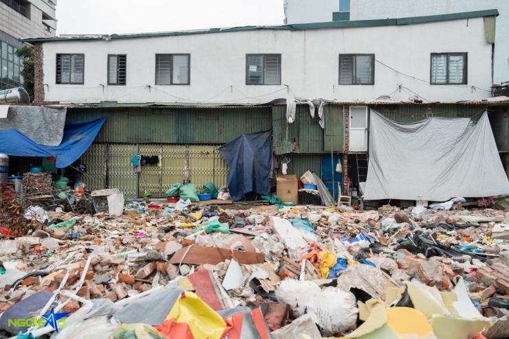 Cảnh sống chật chội trong nhà siêu mỏng, siêu méo sau giải tỏa - 1