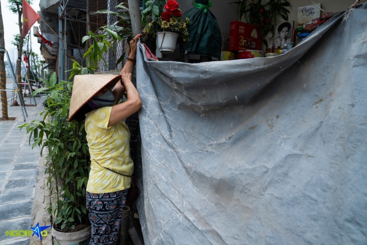 Sau giải tỏa, ngôi nhà 2 tầng và một tum rộng khoảng 64 m2 của bà Hoa (72 tuổi) giờ chỉ còn lại mảnh đất vỏn vẹn vài mét vuông mặt đường. Dù đã chuyển vào sinh sống trong ngõ gần đó, hằng ngày bà vẫn đều đặn ra quét dọn, giăng bạt tạm để bảo quản bàn thờ gia tiên và trông nom phần diện tích còn lại. Bà cho biết đang chuẩn bị cải tạo lại mặt bằng này theo hướng tận dụng tối đa không gian: tầng trên dành riêng cho thờ tự, tầng dưới mở quán nước trà để tự thân mưu sinh, sớm ổn định cuộc sống ở tuổi xế chiều.