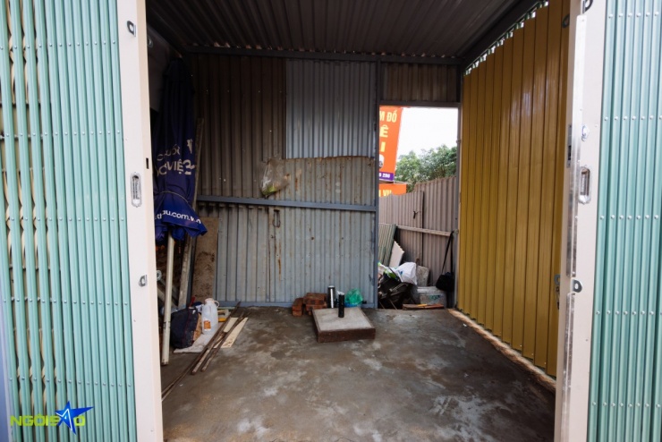 Công trình tại số 216 Định Công, rộng khoảng 7,5 m2, được chủ dựng tạm nhằm quây lại phần đất của gia đình. Theo chia sẻ, đây chỉ là giải pháp trước mắt để giữ đất, về lâu dài sẽ cải tạo thành quán nước nhỏ để kinh doanh.