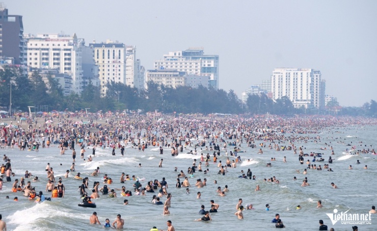 Sầm Sơn đang vào mùa du lịch, rất đông du khách về tắm biển