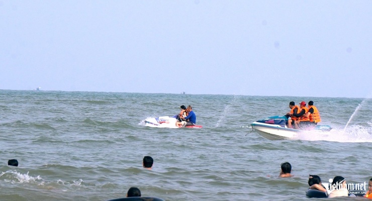 Mô tô nước đua nhau lướt trên khu vực du khách tắm biển