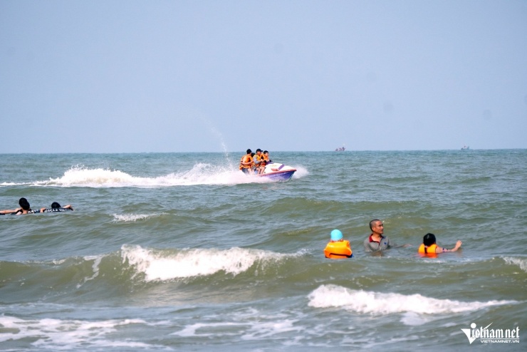 Một mô tô chở 3 đến 4 người