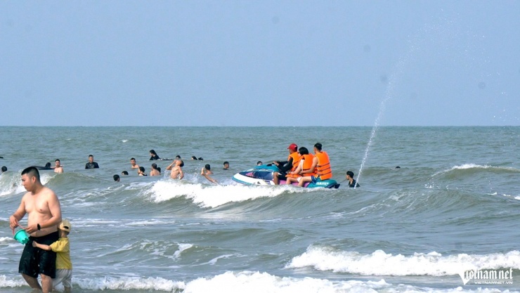 Một mô tô lao thẳng vào nhiều du khách đang tắm