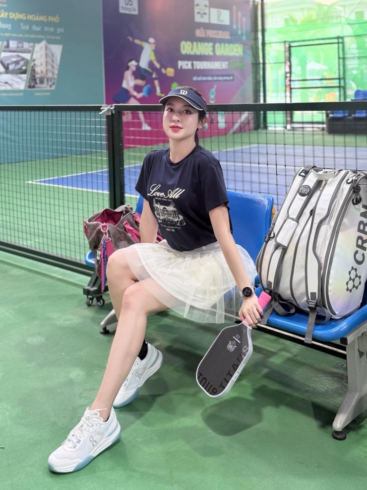 Huyền My đầu tư tủ đồ để chơi pickleball 7 tiếng một ngày - 1