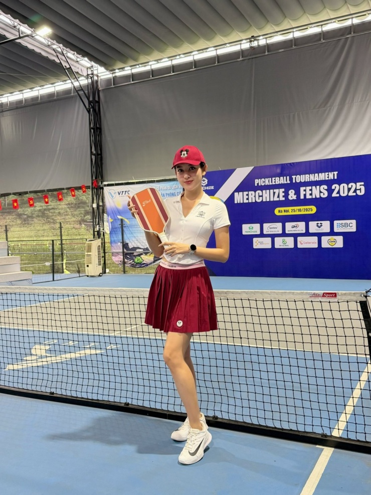 Huyền My đầu tư tủ đồ chơi pickleball