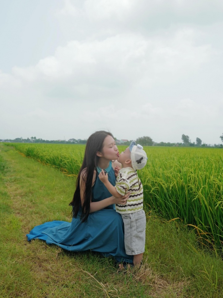 Ảnh sao 29/4: Quốc Trường làm vệ sĩ hộ tống Ngọc Trinh ra phố - 1