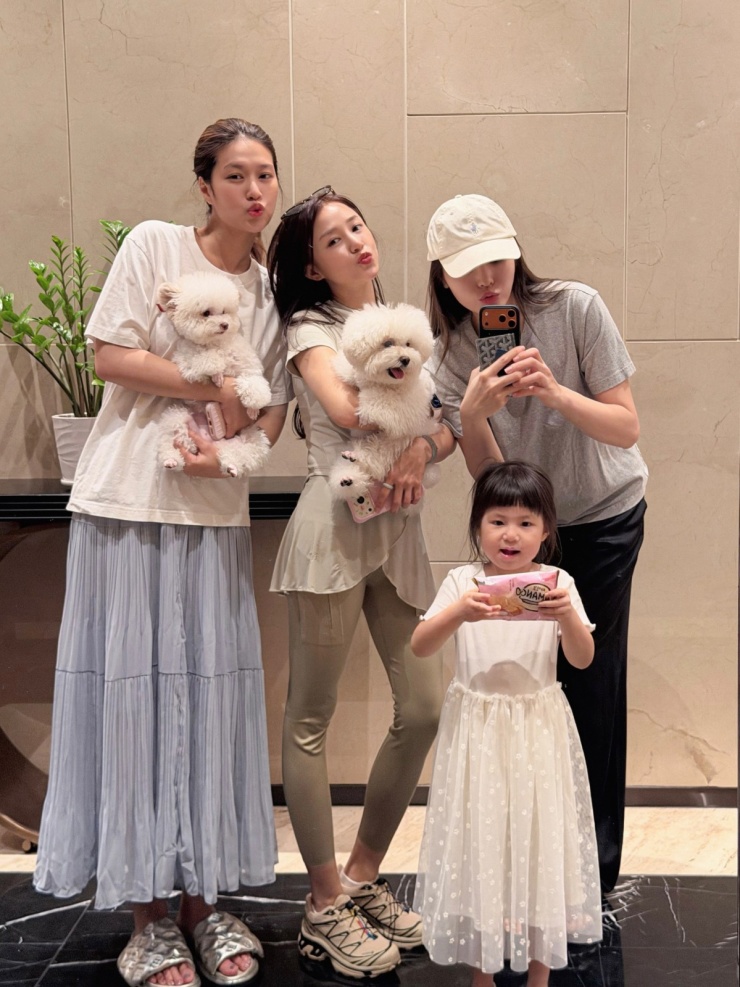 Ảnh sao 29/4: Quốc Trường làm vệ sĩ hộ tống Ngọc Trinh ra phố - 8