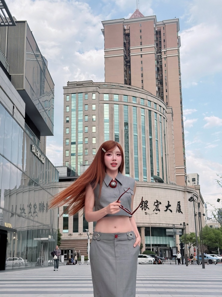 Ảnh sao 29/4: Quốc Trường làm vệ sĩ hộ tống Ngọc Trinh ra phố - 9