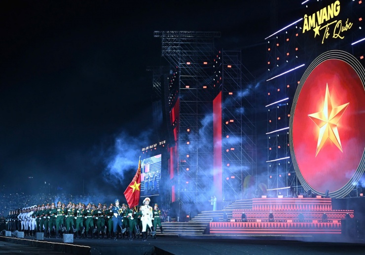 Màn thực cảnh "Bình yên Tổ quốc" – Diễu binh kết hợp biểu diễn mở ra bằng hình ảnh đội nghi lễ, lực lượng vũ trang (Biên phòng, Quân khuyển), Cảnh sát Cơ động, Đội Kị binh cùng hàng trăm diễn viên, đã mang đến màn trình diễn mãn nhãn, hoành tráng nhất từ trước đến nay.