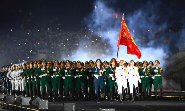 Khi khối Quân kỳ Quyết thắng xuất hiện, khán đài vang lên những tràng pháo tay kéo dài. Tiếp sau đó là đội danh dự gồm ba quân chủng Lục quân, Hải quân, Không quân với đội hình đồng đều, thể hiện truyền thống kỷ luật và tinh thần sẵn sàng chiến đấu. Tiếp nối đội hình là các chiến sĩ Biên phòng, những người gắn bó với nhiệm vụ bảo vệ từng tấc đất nơi tuyến đầu, đồng thời tham gia hỗ trợ đời sống và phát triển kinh tế - xã hội tại khu vực biên giới.