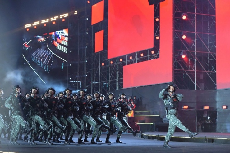 Video màn thực cảnh "Bình yên Tổ quốc" với sự tham gia của 1.000 cán bộ, chiến sĩ lực lượng vũ trang Quân đội nhân dân, Công an nhân dân. Video: T.H