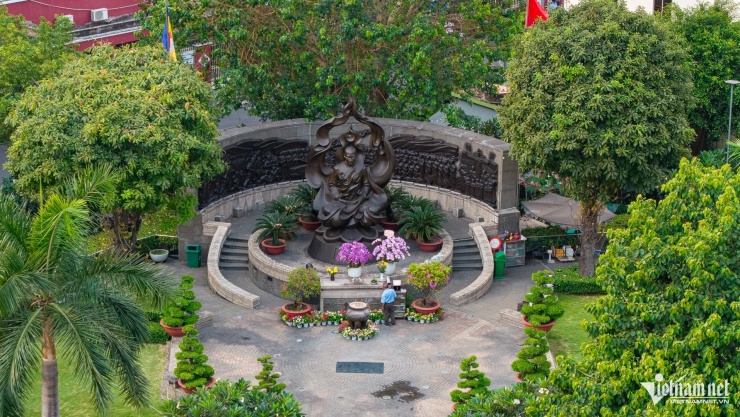 Đài tưởng niệm Bồ tát Thích Quảng Đức tại ngã tư Nguyễn Đình Chiểu – Cách Mạng Tháng Tám