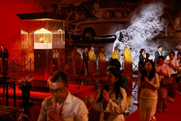 Người dân lần đầu chiêm bái Xá lợi Trái tim Bồ tát Thích Quảng Đức sau 34 năm được bảo quản tại Ngân hàng Nhà nước chi nhánh TPHCM (ngày 6/5/2025). Ảnh: Ngô Trần Hải An