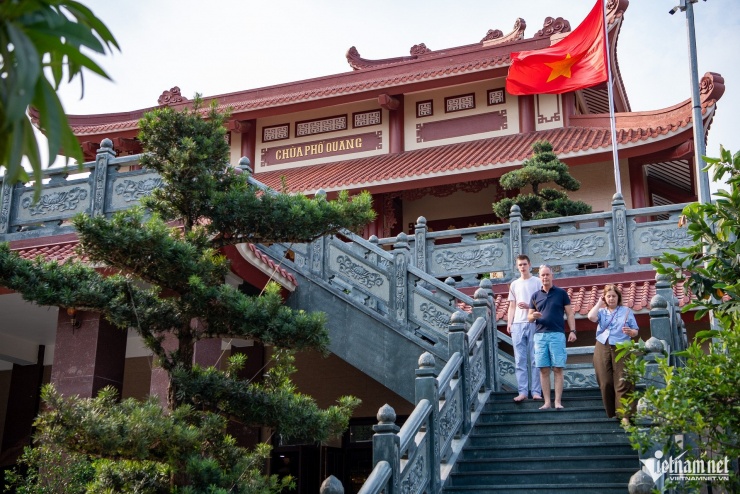 Nhiều du khách nước ngoài tới tham quan chùa Phổ Quang