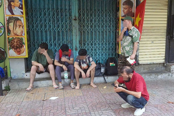 &nbsp;5 người nước ngoài trèo cửa sổ thoát ra khi nhà hàng cháy. Ảnh: N.X