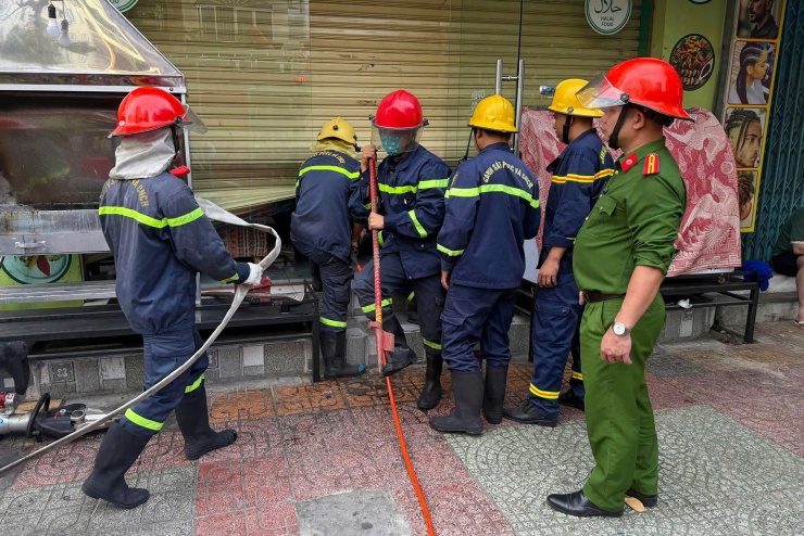 Lực lượng chữa cháy có mặt tại hiện trường. Ảnh: N.X