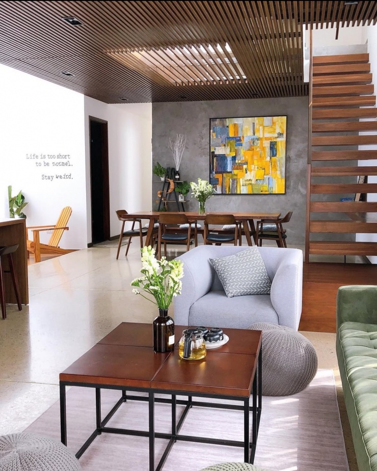 Tóc Tiên cùng bạn bè nấu ăn trong biệt thự.