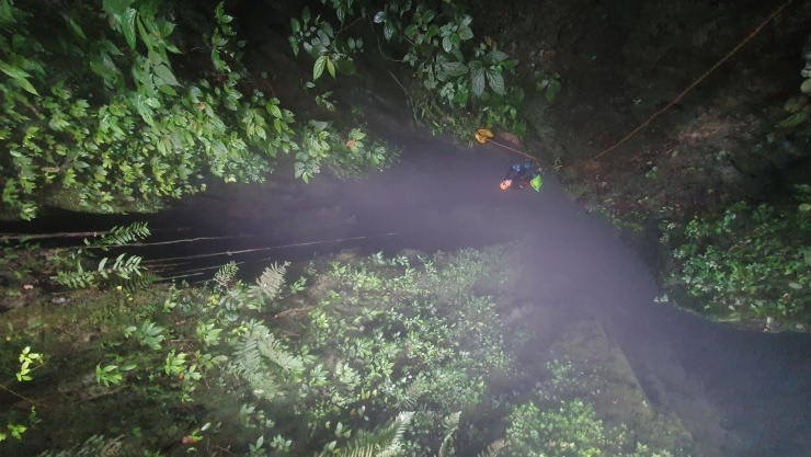 Đoàn thám hiểm phải đu dây từ miệng hố sụt sâu khoảng 350 m để tiếp cận bên trong hang.