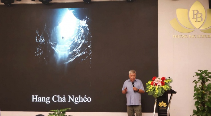 Ông Howard Limbert, trưởng nhóm thám hiểm hang động Anh - Việt Nam, thuật lại quá trình phát hiện hang động Chả Nghéo