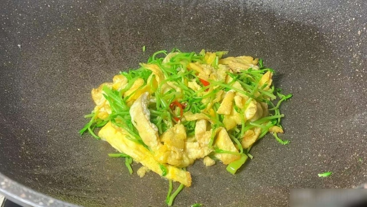 Loại rau nho nhỏ, tính mát như kem, giải nhiệt, dưỡng gan, cải thiện thị lực, xào nhanh thành món giòn ngọt, đưa cơm - 5