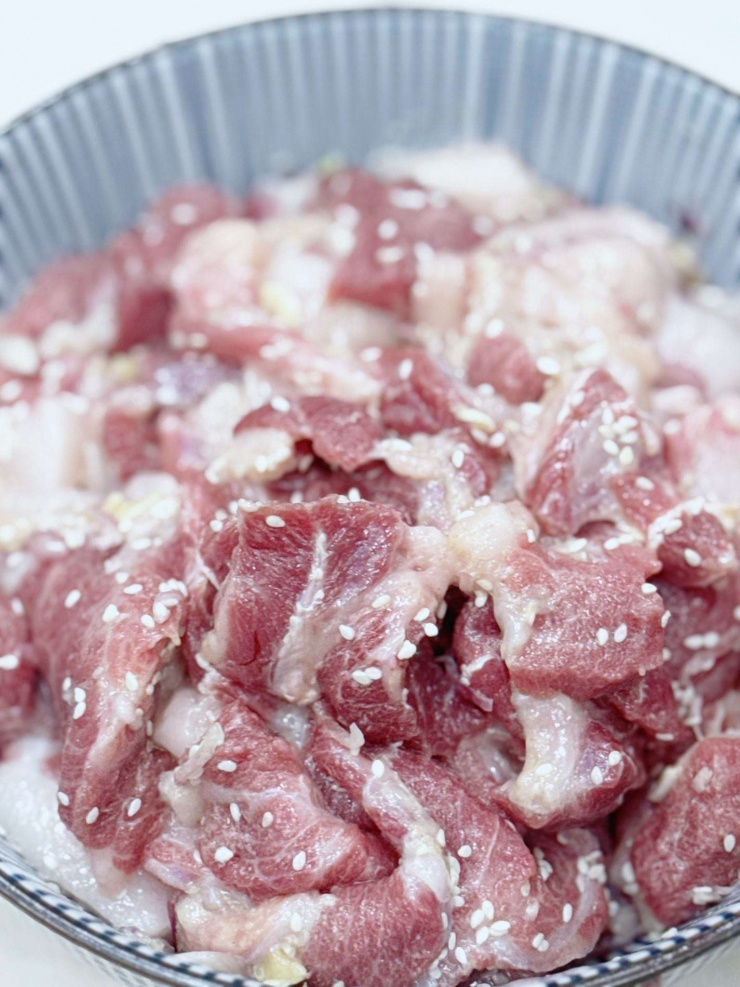 Loại thịt rẻ hơn thịt bò, dễ ăn hơn thịt cừu, làm món nướng theo cách này thơm phức, vạn người mê - 2